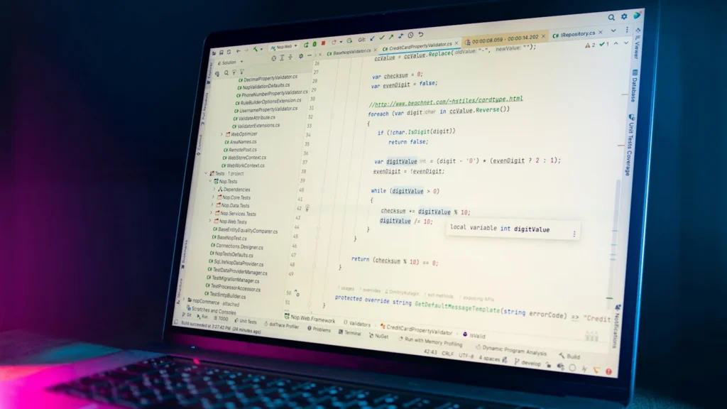 ノートPCの画面に表示されたプログラムコード